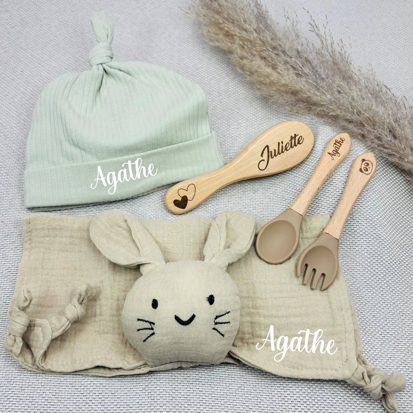 Coffret cadeau bébé fille Agathe avec bonnet vert pâle, doudou beige, brosse prénom Juliette et couverts gravés. Ensemble doux et chic.