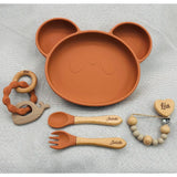 Assiette bébé silicone terracotta avec prénom, set repas gravé, hochet en bois et attache tétine, cadeau naissance utile.