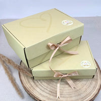 Boîte personnalisée au prénom pour bébé – idéale pour rendre chaque cadeau unique – coffret en carton rigide couleur beige avec ruban.