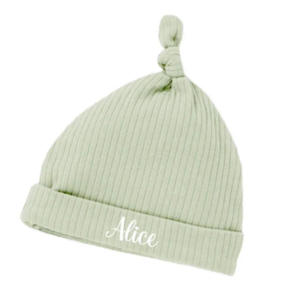 Bonnet bébé avec prénom gravé sans couture