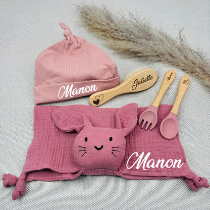 Coffret bébé personnalisé Manon avec bonnet rose, doudou lapin framboise, brosse gravée Juliette et couverts rose poudré. Cadeau naissance fille.