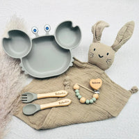 Coffret bébé personnalisé gris clair avec prénom Valentin et Antoine, assiette crabe silicone compartimentée, couverts gravés, doudou lapin, attache tétine bois prénom, idée cadeau de naissance mixte
