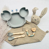 Coffret bébé personnalisé gris clair avec prénom Valentin et Antoine, assiette crabe silicone compartimentée, couverts gravés, doudou lapin, attache tétine bois prénom, idée cadeau de naissance mixte
