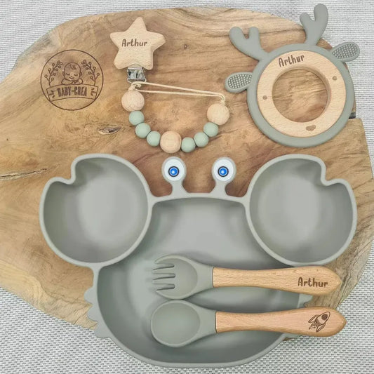 Coffret Bébé Personnalisé – Assiette Crabe, Couverts, Attache & Anneau - Baby-crea
