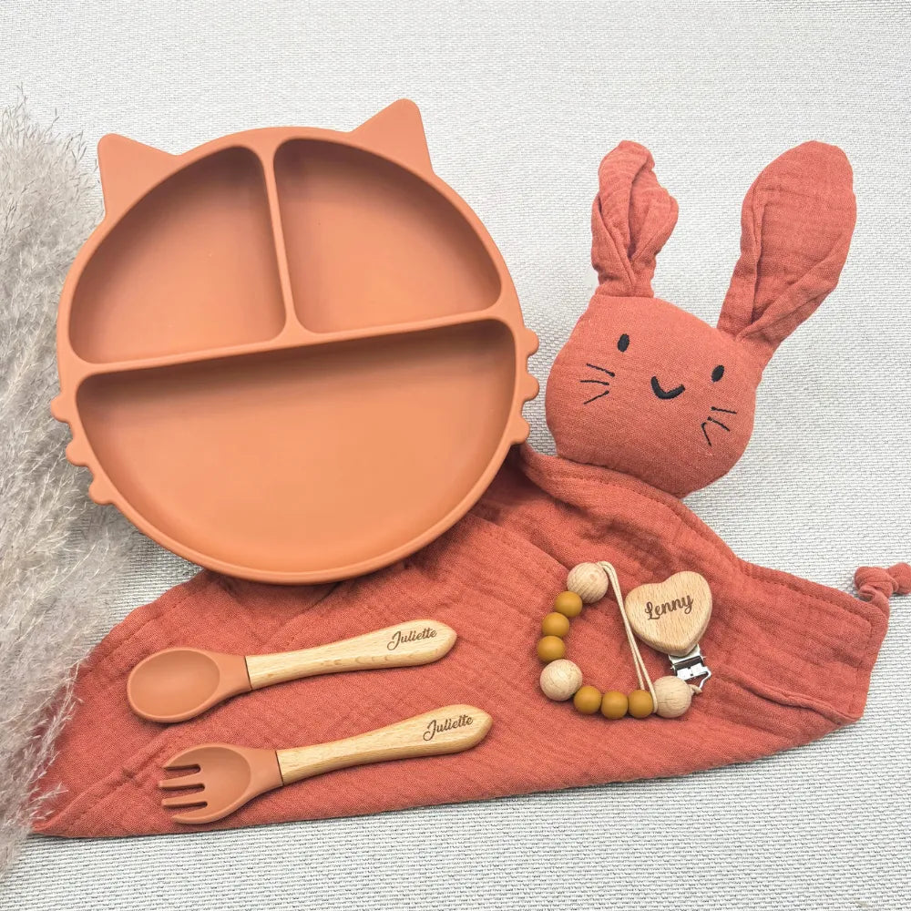 Coffret repas bébé terracotta personnalisé – prénom Juliette et Lenny, assiette compartimentée chat, doudou lapin orange