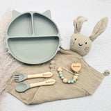 Coffret bébé vert sauge personnalisé – prénom Valentin et Antoine, set repas avec assiette silicone, doudou et attache-tétine