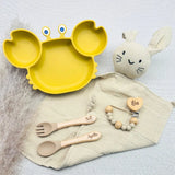 Coffret cadeau bébé personnalisé jaune moutarde avec prénom Léa et Agathe, assiette crabe silicone, doudou lapin coton, attache tétine bois, cuillère et fourchette gravées, idée cadeau naissance mixte