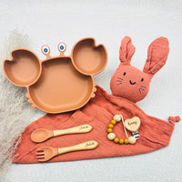 Coffret naissance bébé terracotta personnalisé prénom Juliette et Lenny, assiette crabe silicone, couverts en bois gravés, doudou lapin gaze de coton, cadeau original bébé mixte