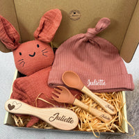 Coffret naissance personnalisé Juliette avec doudou lapin terracotta, bonnet assorti, couverts et brosse gravés. Cadeau fille fait main.
