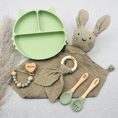 Coffret naissance vert pastel pour bébé garçon, prénom Antoine et Armand, assiette ventouse antidérapante, couverts ergonomiques gravés, doudou lapin personnalisé, anneau dentition bois naturel