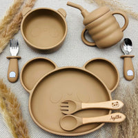 Coffret repas bébé beige personnalisé avec vaisselle silicone complète, idéale dès 6 mois. Forme ludique et pratique.