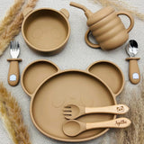 Coffret repas bébé beige personnalisé avec vaisselle silicone complète, idéale dès 6 mois. Forme ludique et pratique.
