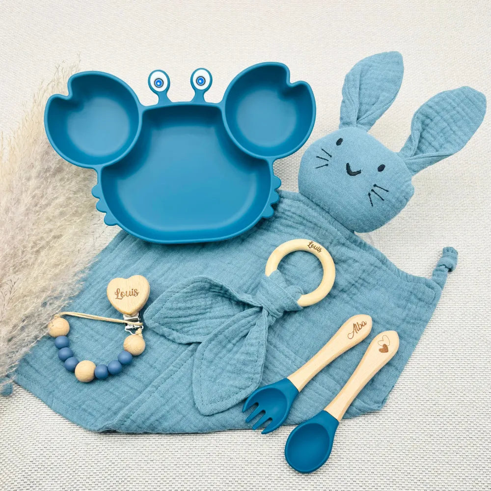 Coffret repas bébé bleu personnalisé avec prénom Louis et Alba, assiette silicone forme crabe, set repas complet avec couverts gravés, doudou coton, anneau bois, attache tétine prénom, idée cadeau bébé garçon