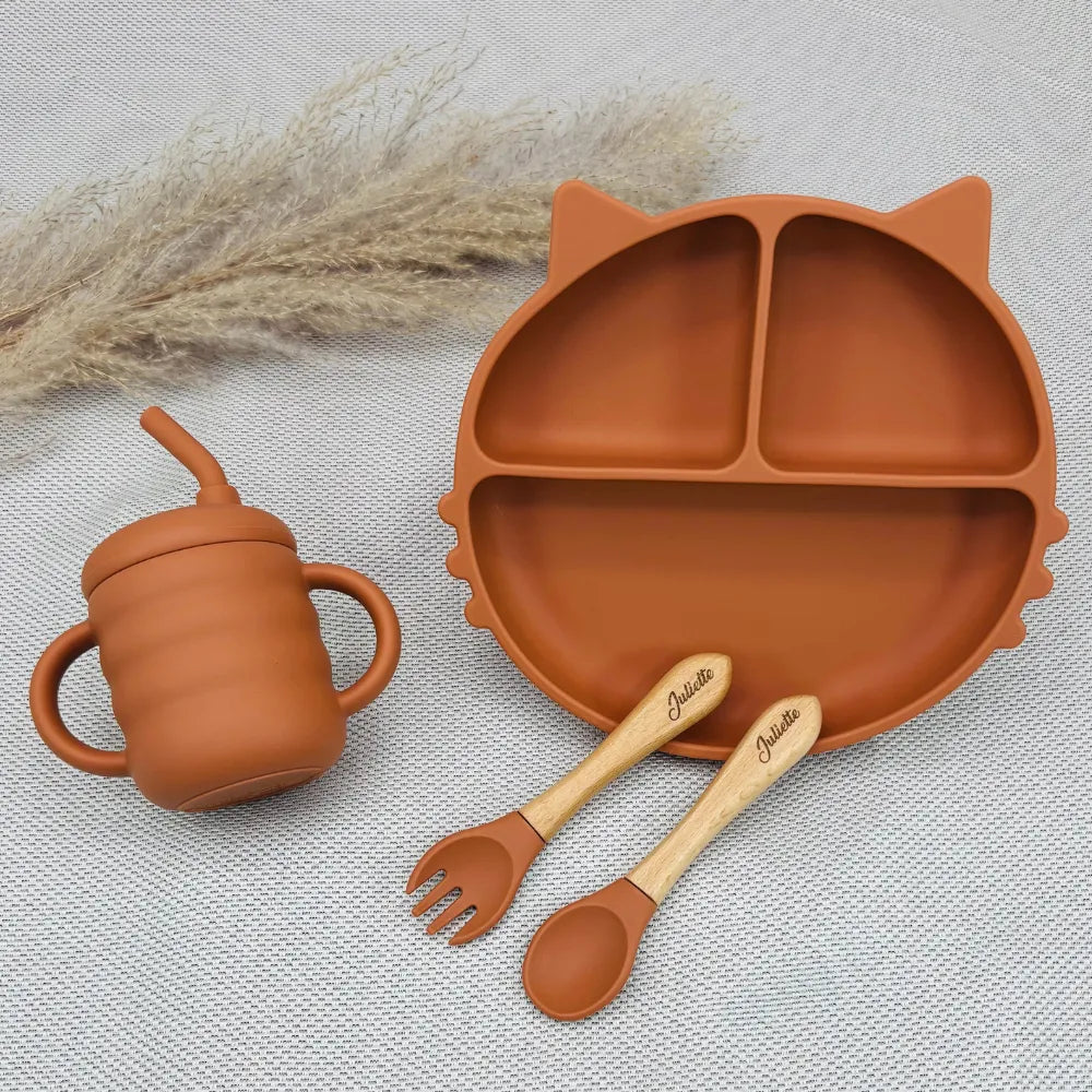 Coffret repas bébé personnalisé marron avec assiette chat et couverts gravés, cadeau pratique pour bébé Baby-Crea