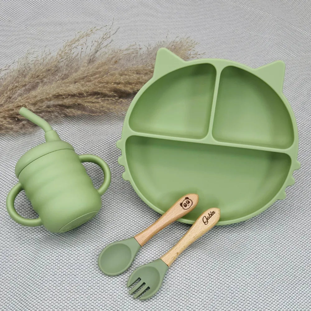 Coffret repas bébé personnalisé vert clair avec assiette compartimentée et tasse apprentissage, cadeau naissance original