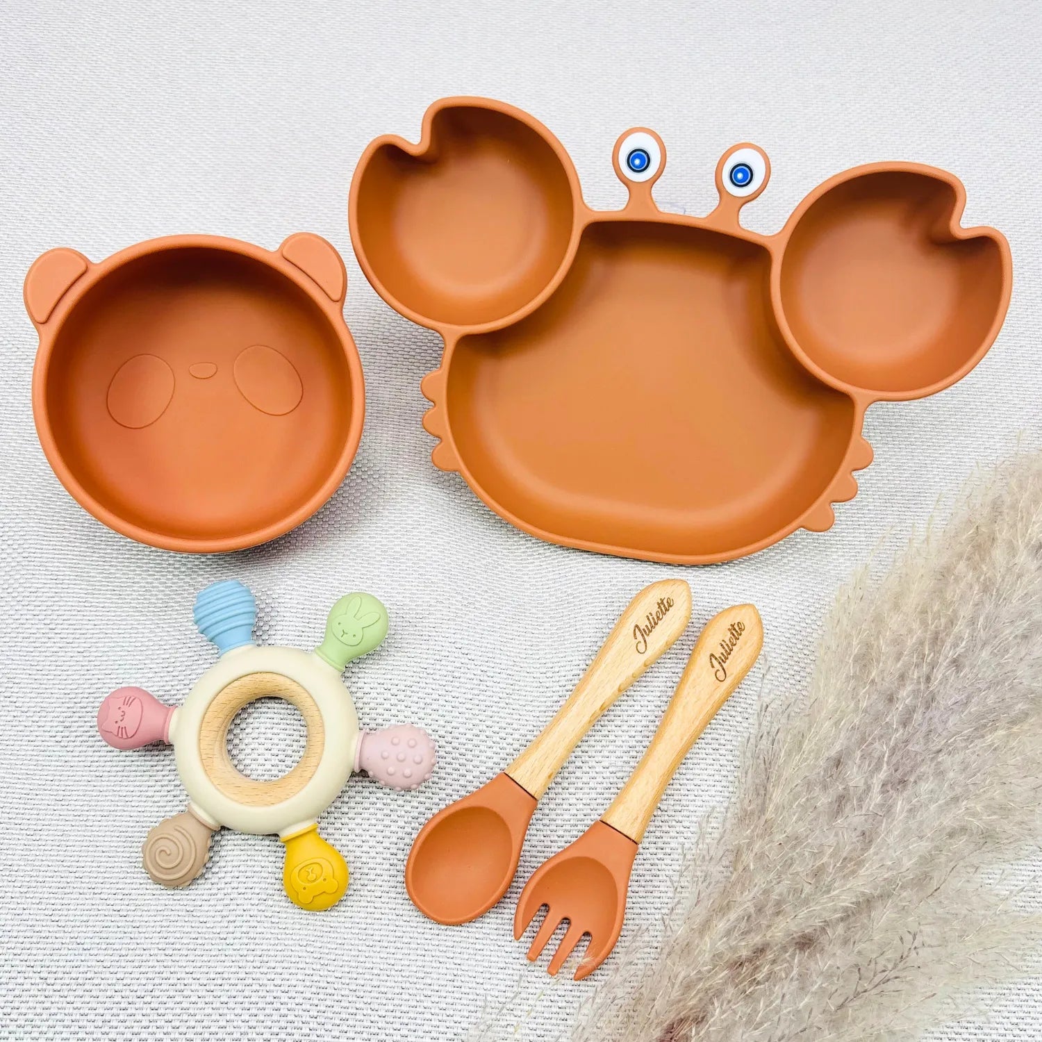 Coffret repas bébé en silicone terracotta avec assiette crabe ludique, bol panda et couverts prénom Juliette. Idéal pour cadeau naissance ou 1 an.