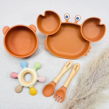 Coffret repas bébé en silicone terracotta avec assiette crabe ludique, bol panda et couverts prénom Juliette. Idéal pour cadeau naissance ou 1 an.