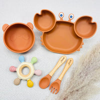 Coffret repas bébé en silicone terracotta avec assiette crabe ludique, bol panda et couverts prénom Juliette. Idéal pour cadeau naissance ou 1 an.