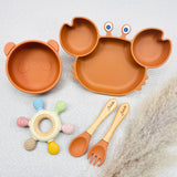 Coffret repas bébé en silicone terracotta avec assiette crabe ludique, bol panda et couverts prénom Juliette. Idéal pour cadeau naissance ou 1 an.
