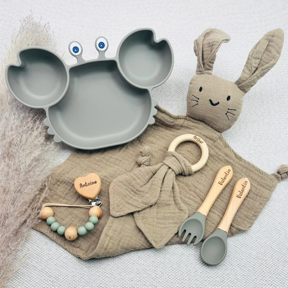 Coffret repas bébé gris personnalisé avec prénom Valentin, Antoine et Arthur, set repas silicone crabe, anneau de dentition prénom, doudou lapin, couverts personnalisés, attache tétine, cadeau naissance garçon