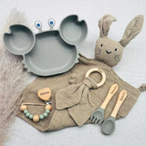Coffret repas bébé gris personnalisé avec prénom Valentin, Antoine et Arthur, set repas silicone crabe, anneau de dentition prénom, doudou lapin, couverts personnalisés, attache tétine, cadeau naissance garçon