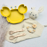 Coffret repas bébé jaune moutarde personnalisé avec prénom Agathe et Léa, assiette silicone crabe ventouse, couverts gravés, doudou lapin coton, attache tétine bois, cadeau naissance mixte utile