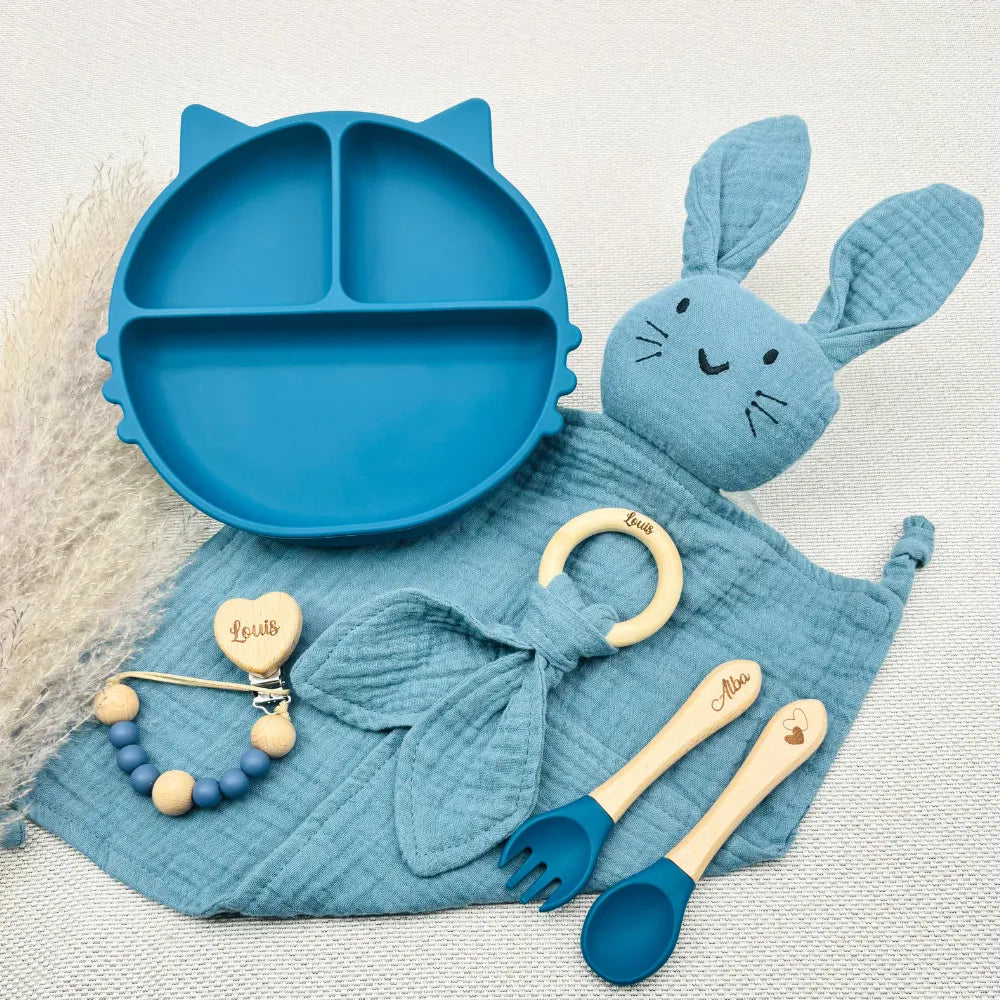 Coffret repas bébé personnalisé bleu avec prénom Louis et Alba, assiette en silicone antidérapante, couverts bébé gravés, doudou coton, anneau de dentition, attache tétine, coffret naissance original