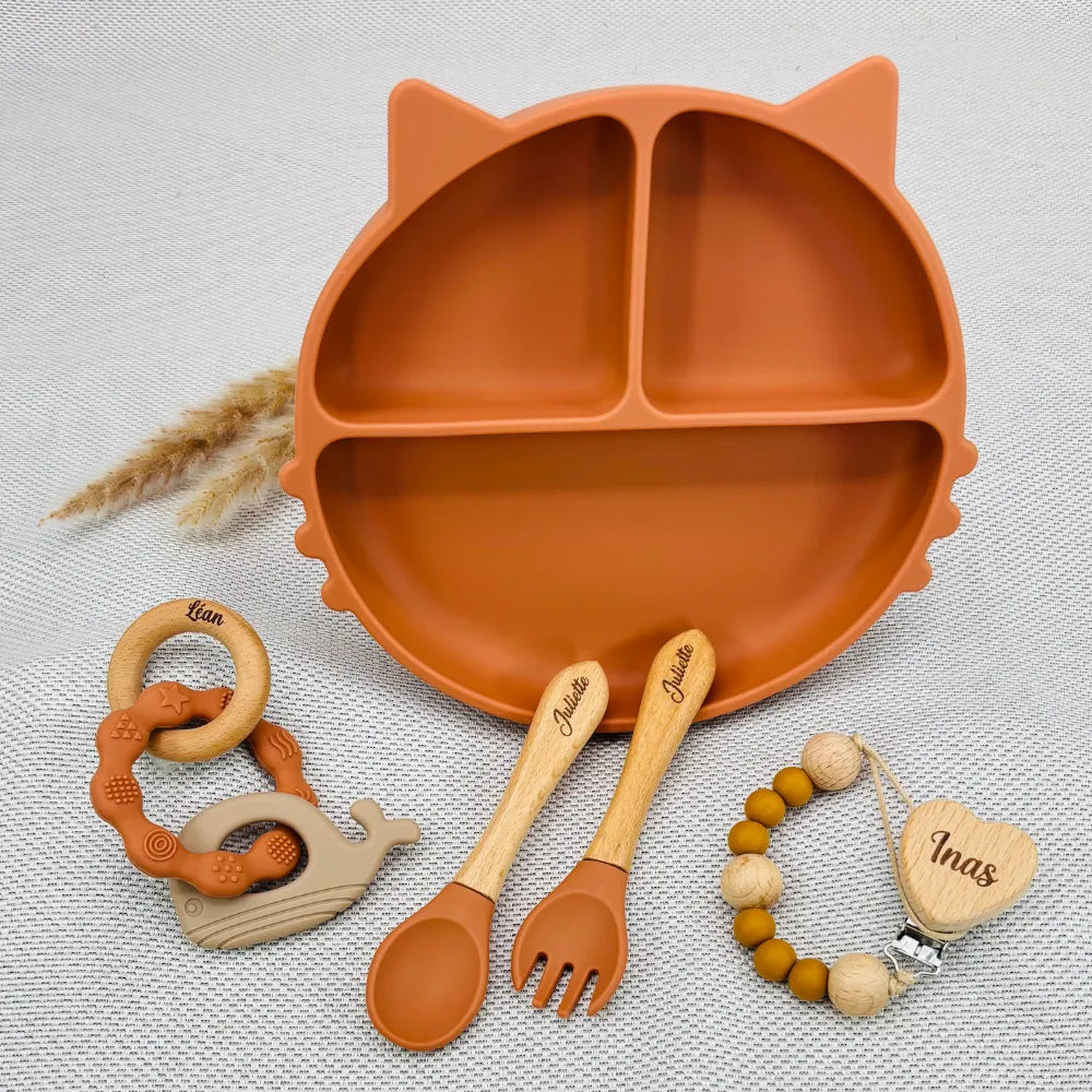 Coffret Bébé Personnalisé – Assiette Chat, Couverts, Attache & Anneau Dauphin - Baby-crea