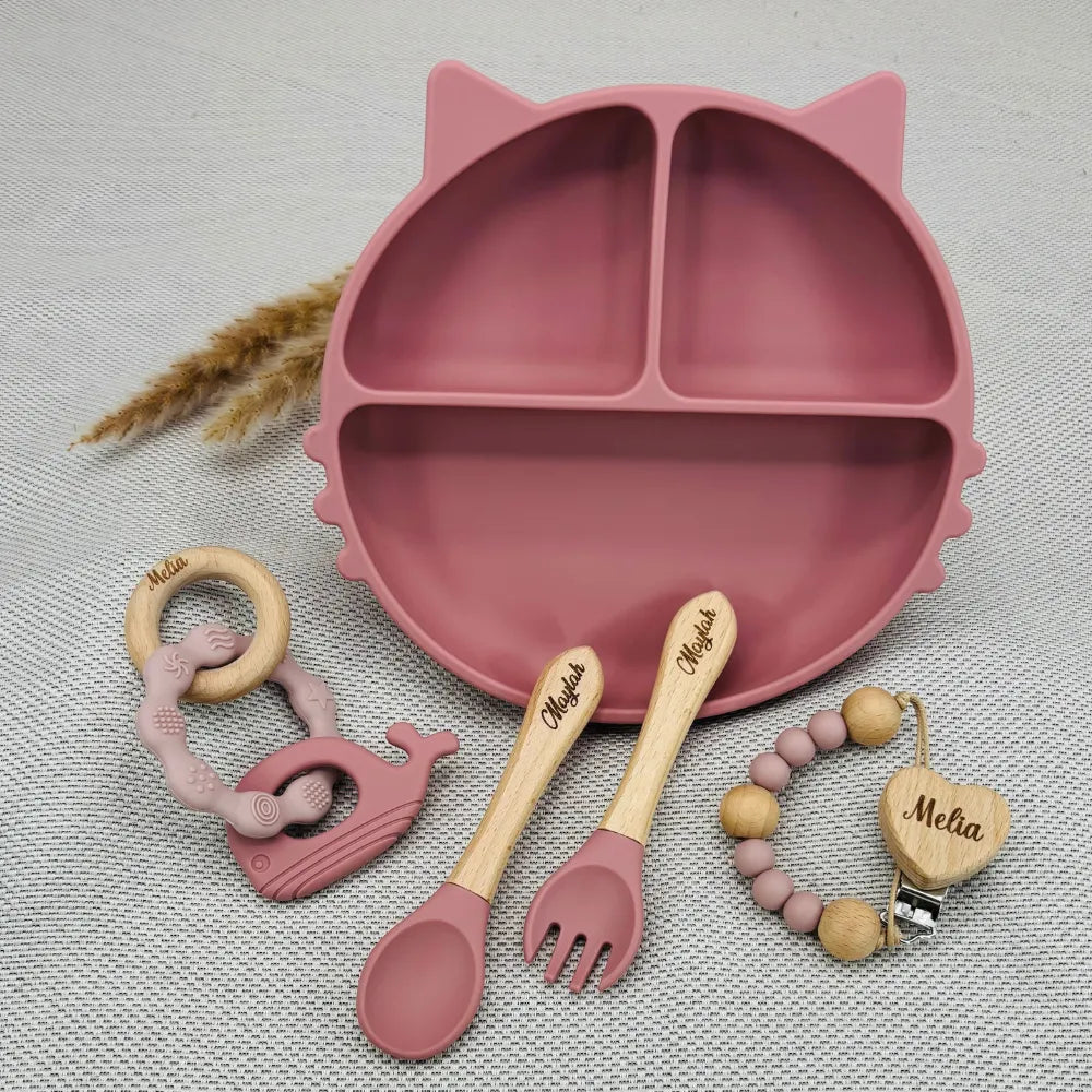 Coffret Bébé Personnalisé – Assiette Chat, Couverts, Attache & Anneau Dauphin - Baby-crea