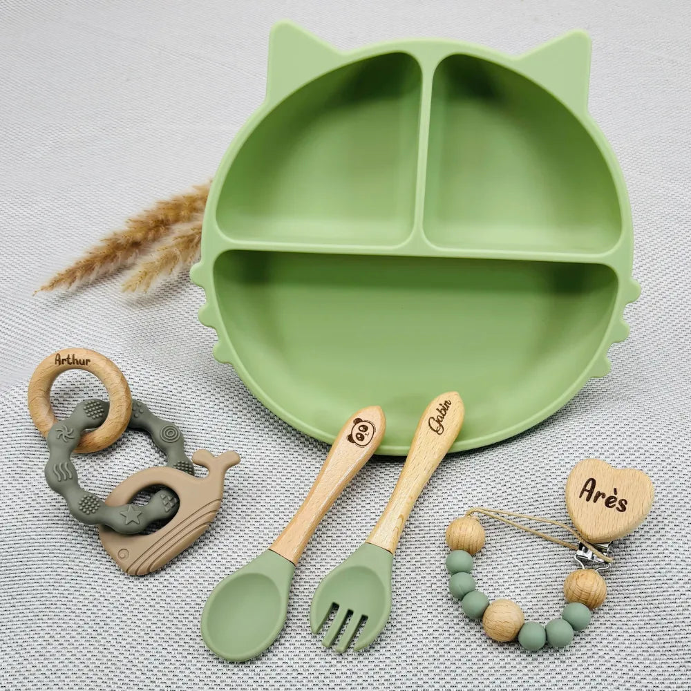 Coffret Bébé Personnalisé – Assiette Chat, Couverts, Attache & Anneau Dauphin - Baby-crea