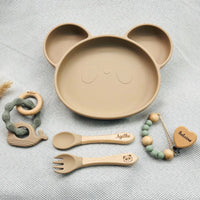 Coffret repas bébé personnalisé couleur beige avec prénom, assiette ventouse, jouet baleine et attache tétine bois.