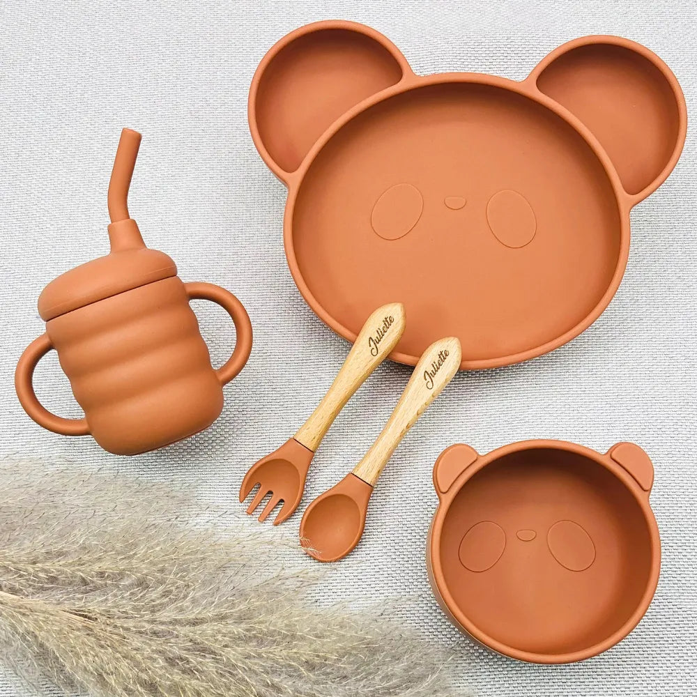 Coffret repas bébé prénom Juliette et Lenny en silicone terracotta, set repas panda avec tasse paille, bol assorti, couverts gravés, attache tétine bois – coffret naissance personnalisé garçon ou fille