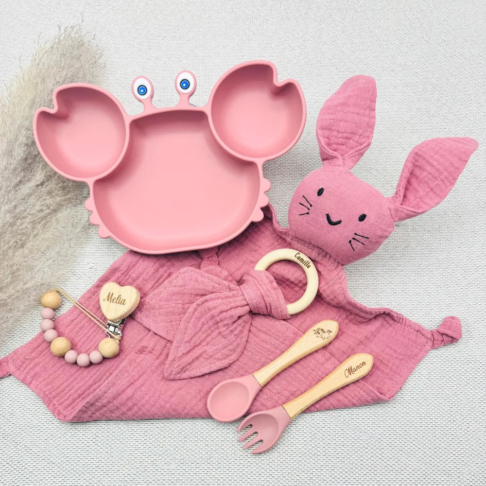 Coffret repas bébé rose personnalisé prénom Melia, Manon et Camille, assiette crabe compartimentée silicone, doudou lapin, anneau de dentition gravé, couverts prénom, attache tétine bois, cadeau naissance fille