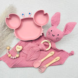 Coffret repas bébé rose personnalisé prénom Melia, Manon et Camille, assiette crabe compartimentée silicone, doudou lapin, anneau de dentition gravé, couverts prénom, attache tétine bois, cadeau naissance fille