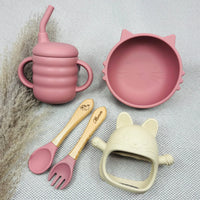 Coffret repas bébé rose poudré en silicone avec couverts gravés, gobelet anti-fuite et jouet chat texturé. Cadeau fille 6 mois et plus.