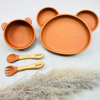 Coffret repas bébé terracotta panda avec vaisselle en silicone, couverts bois gravés prénom Juliette. Cadeau original pour repas bébé autonome.