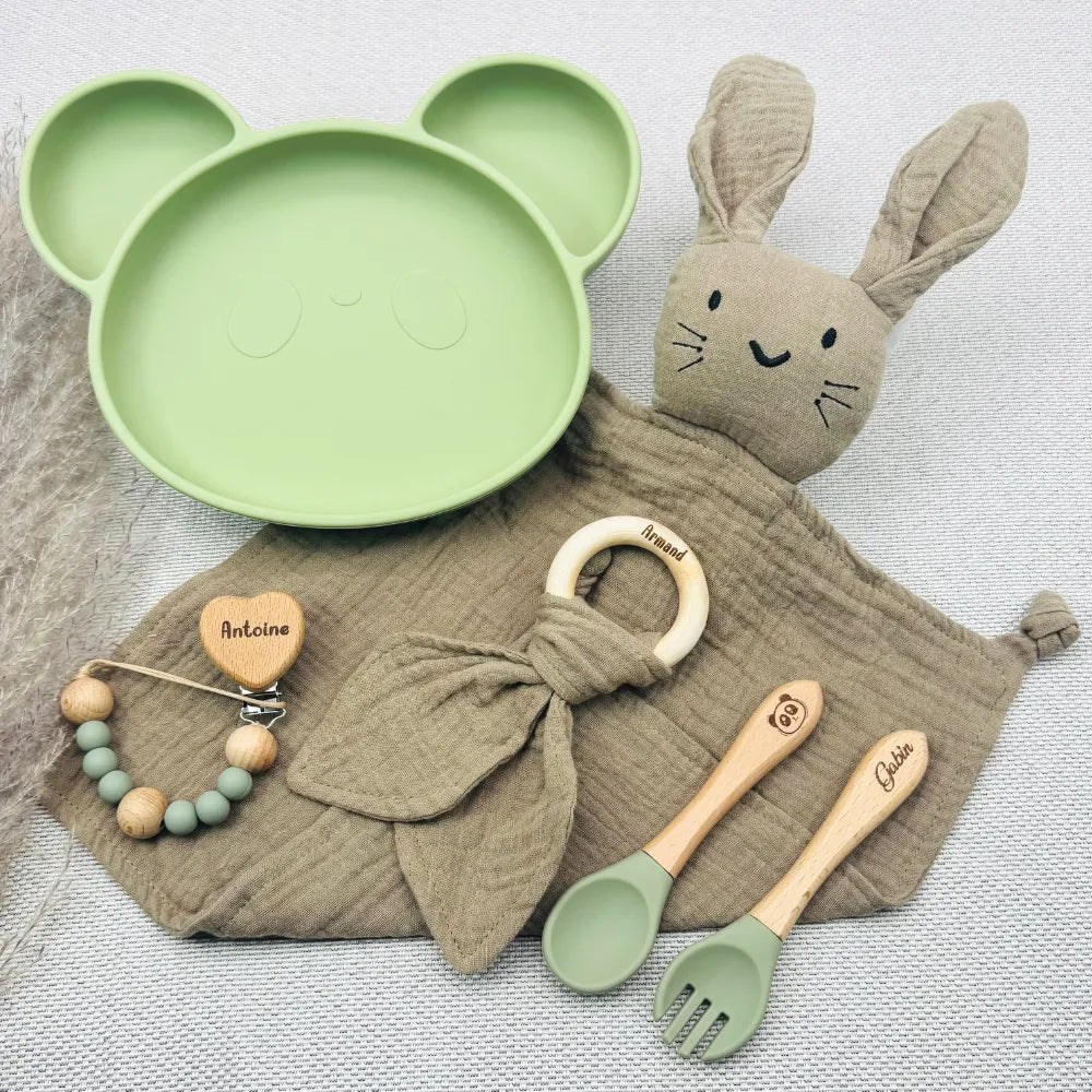 Coffret repas bébé vert clair avec assiette panda personnalisée, doudou lapin, anneau dentition bois gravé Armand, attache tétine verte et couverts Gabin