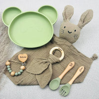 Coffret repas bébé vert clair avec assiette panda personnalisée, doudou lapin, anneau dentition bois gravé Armand, attache tétine verte et couverts Gabin