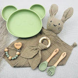 Coffret repas bébé vert clair avec assiette panda personnalisée, doudou lapin, anneau dentition bois gravé Armand, attache tétine verte et couverts Gabin