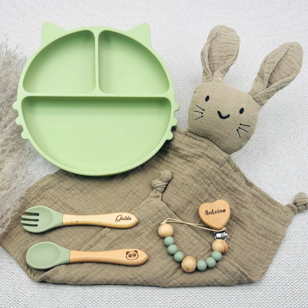 Coffret repas bébé vert clair personnalisé – prénom Gabin et Antoine, assiette chat silicone, doudou lapin, attache-tétine bois