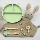 Coffret repas bébé vert clair personnalisé – prénom Gabin et Antoine, assiette chat silicone, doudou lapin, attache-tétine bois