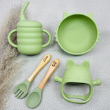 Coffret repas bébé vert pastel avec bol chat, gobelet d’apprentissage, jouet dentition chat et couverts personnalisés prénom Gabin. Cadeau naissance pratique.
