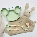 Coffret repas bébé vert pastel personnalisé avec prénom Gabin et Antoine, assiette crabe silicone, couverts bois gravés, doudou lapin coton, attache tétine personnalisée, idée cadeau de naissance mixte