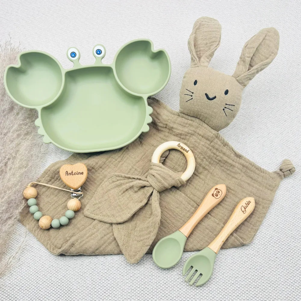 Coffret repas bébé vert pastel personnalisé avec prénom Gabin, Antoine et Armand, assiette crabe silicone, couverts bois, doudou lapin, anneau de dentition, attache tétine gravée, cadeau de naissance original