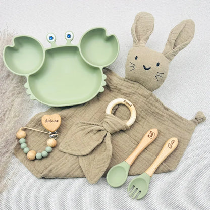 Coffret repas bébé vert pastel personnalisé avec prénom Gabin, Antoine et Armand, assiette crabe silicone, couverts bois, doudou lapin, anneau de dentition, attache tétine gravée, cadeau de naissance original