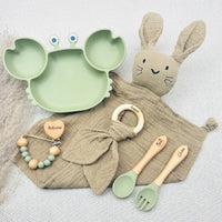 Coffret repas bébé vert pastel personnalisé avec prénom Gabin, Antoine et Armand, assiette crabe silicone, couverts bois, doudou lapin, anneau de dentition, attache tétine gravée, cadeau de naissance original