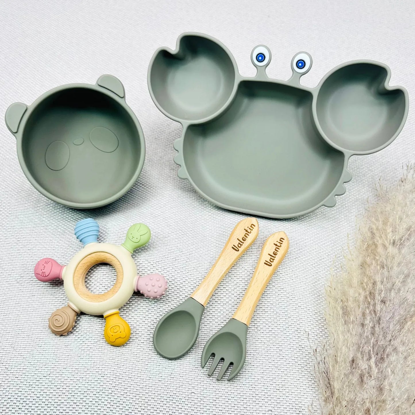 Coffret repas bébé vert sauge en forme de crabe avec bol assorti ours, jouet d’éveil sensoriel et couverts gravés prénom Valentin. Idéal pour cadeau bébé personnalisé.