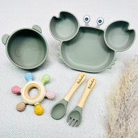 Coffret repas bébé vert sauge en forme de crabe avec bol assorti ours, jouet d’éveil sensoriel et couverts gravés prénom Valentin. Idéal pour cadeau bébé personnalisé.