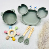 Coffret repas bébé vert sauge en forme de crabe avec bol assorti ours, jouet d’éveil sensoriel et couverts gravés prénom Valentin. Idéal pour cadeau bébé personnalisé.