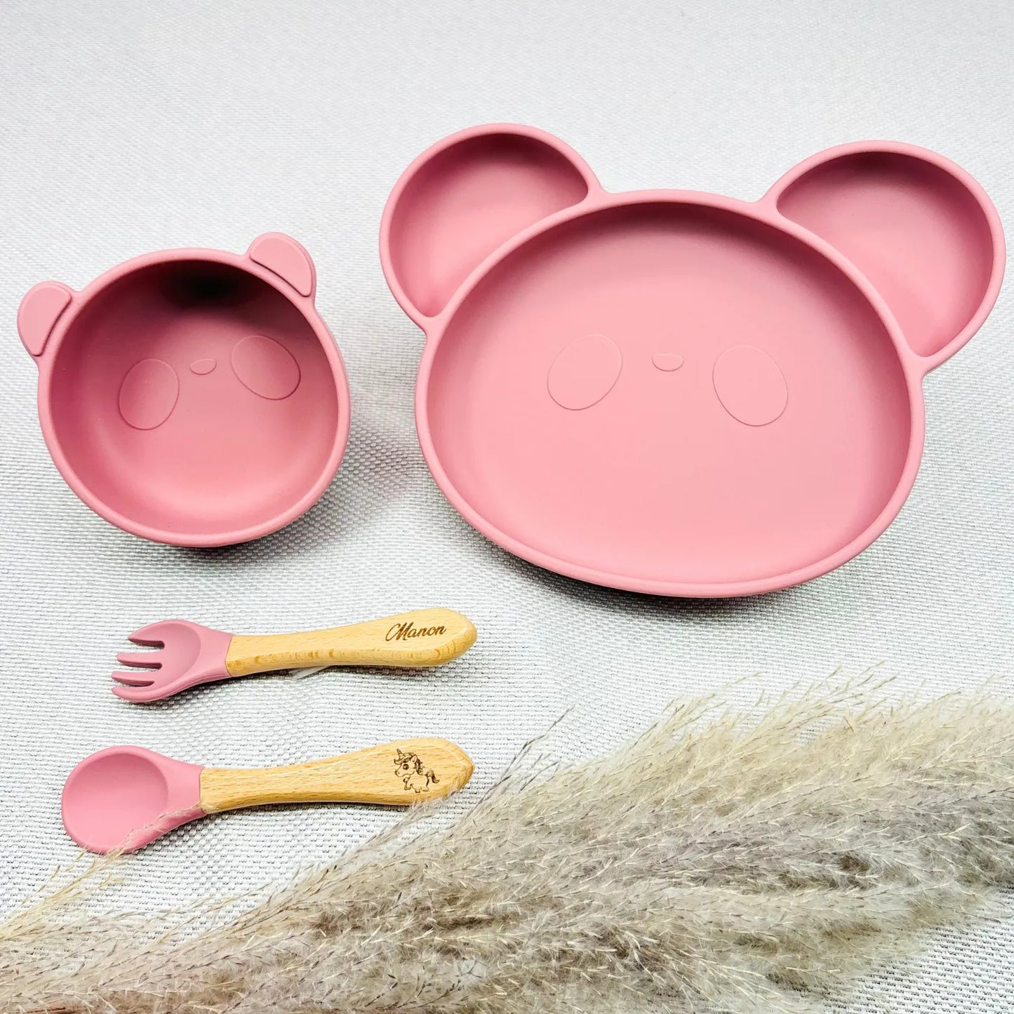Coffret vaisselle bébé fille rose panda avec couverts bois gravés Manon, assiette et bol antidérapants. Parfait pour cadeau naissance.